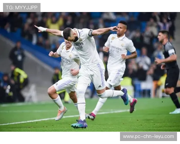 本泽马禁区混战中抽射得手，皇马逆转制胜